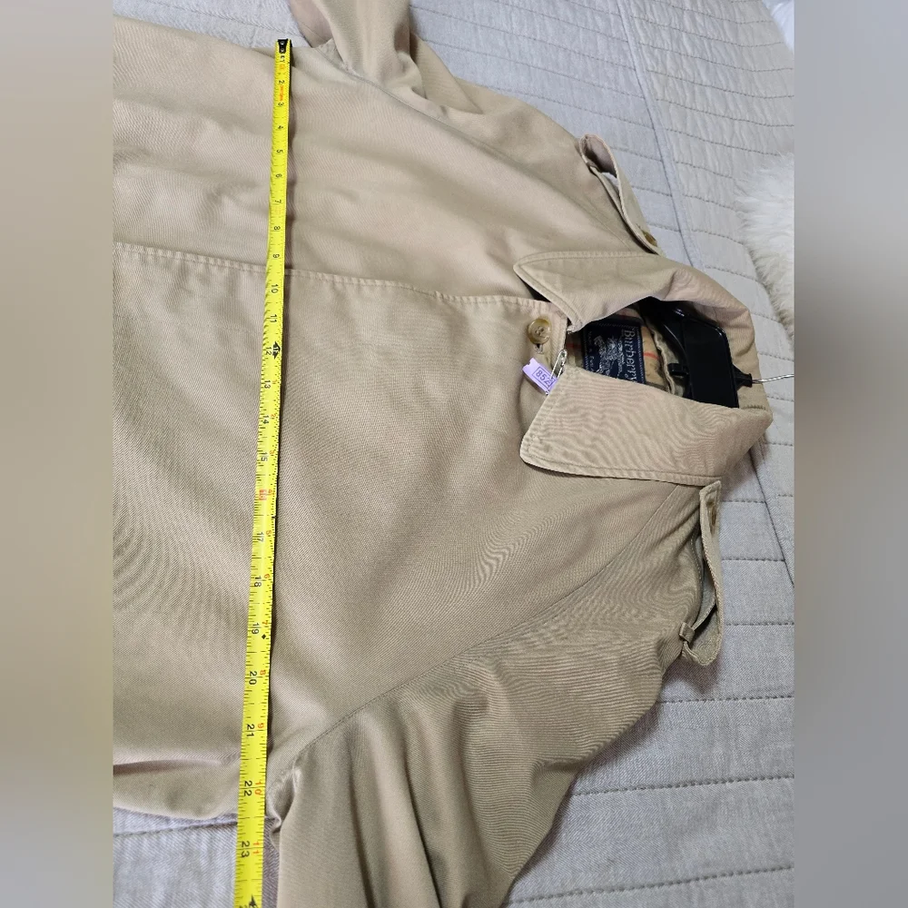 Burberry Beige Trench Coat with Classic Check Lining - Picture 12 of 17